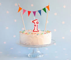 Ce grand ballon bleu en forme de petit gâteau représente un cupcake surmonté d'une bougie sur lequel est marqué happy 1st birthday. Quel Gateau Pour Le Premier Anniversaire De Bebe