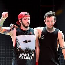 Twenty one pilots has decided to manifest itself as two guys. Twenty One Pilots Melden Sich Mit Kryptischer Nachricht Aus Auszeit Zuruck