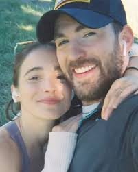 Chris Evans and Alba Baptista are new parents! 🍼🎀 The “Captain America”  star and his wife welcomed their first child, a baby girl,