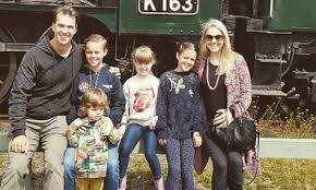 Several months ago bert, 82, contracted a toe infection and has been hospitalised for the past. Lauren Newton Never Planned To Have So Many Kids 9honey