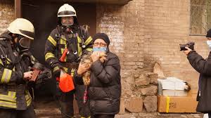 Пожар тушат 56 спасателей, причина возгорания устанавливается. Pozhar V Zaporozhe Spasali Lyudej I Zhivotnyh Foto