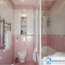 Menggunakan kabinet kecil sebagai tempat penyimpanan alat mandi, kamu juga bisa menaruh keset kamar mandi dekoratif untuk menambah semarak di kamar. Tip Desain Kamar Mandi Plus Mesin Cuci