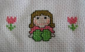 Babetes bordados em ponto cruz, os quais modifiquei um pouco os desenhos, mas gostei do resultado, estão muito simples. As Contas Da Maggy Bijuteria Artesanal E Trabalhos Em Ponto Cruz