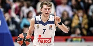 Slovenya basketbol federasyonu'ndan yapılan açıklamaya göre real madrid'in genç yıldızı luka doncic, uyluk kemiğinde yaşadığı sakatlık nedeniyle parkelerden iki hafta uzak kalacak. Rising Star Trophy Madrid S Doncic Is Unanimous Winner News Welcome To Euroleague Basketball