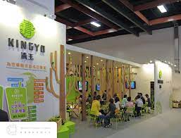 kingyo清玉 台北國際連鎖加盟大展2006年 於台中市內一間巷弄內的小車庫發跡 清玉手調原味茶創辦人有感於茶飲市場偏於消費高 低兩個極端 並本著對飲料的熱情及顧客服務的熱忱 清玉的每一杯飲料 都是秉持著 給客人一杯感動的好茶 這樣的想法調製出來的 把最好的那