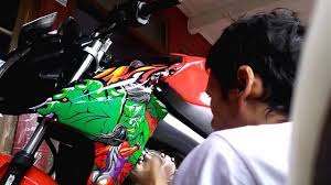 13:39 bang denny 9 171 просмотр. Cara Memasang Sticker 3d Yamaha New Vixion Sendiri Di Rumah Youtube