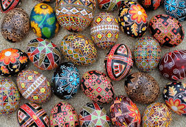 Using a spoon, gently dip the waxed egg in the lightest dye color in your design. Pysanka Wikipedia