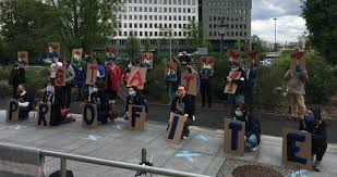 Für sie ist es auch eine möglichkeit, trotz corona etwas studentenleben zu genießen, hofft professorin stolle. Gesundheit Statt Profite Proteste Zum Tag Der Pflege Vor Dem Sozialministerium In Dresden