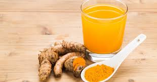 Pour faire un smoothie enrichi au curcuma, il suffit d'ajouter une cuillère à café ou deux de curcuma pelées et râpées dans votre smoothie préféré. Decouvrez 5 Boissons A Base De Curcuma