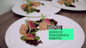 Rezept Lachstatar Auf Pumpernickelerde Mit Rucolavinaigrette Und Orangenfilets Lachstatar Das Perfekte Dinner Rezepte