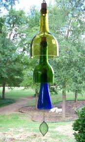 Hangende Garten Deko Idee Mit Farbigen Glasflaschen Diy Weinflasche Windspiele Diy Windspiele