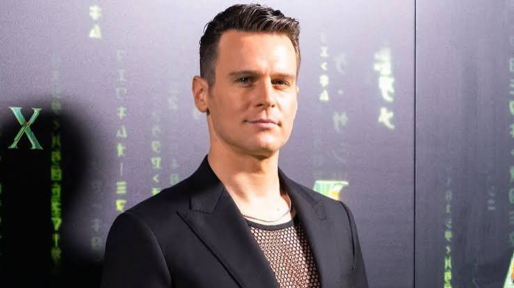 How Matrix Resurrections Star Jonathan Groff Brought Back Agent Smith