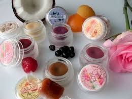 Recette Baume A Levres Maison A Base De Beurre De Karite Et De La Vanille Pour Nourrir Vos Levres Homemade Lip Balm Recipe Diy Dry Shampoo Diy Perfume