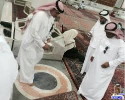 هذه الدائرة المرسومة يقع تحتها بئر حاء موجود داخل المسجد النبوي في المدينة المنورة كان رسول الله يتوضأ ويشرب منه وهو ملكا للصحابي أبو طلحة الأنصاري lab coat