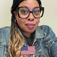 Sienna is 54 and Noah is 32 in "real life". She's old enough to be his  mother!