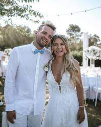Liebe Dagi Bee Morgen Habt Ihr Euren Ersten Hochzeitstag Herzlichen Gluckwunsch Von Mir Hierzu Hochzeitskleid Kleid Hochzeit Braut