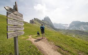 Ulrich liegt in der mitte des grödnertals und ist von zahlreichen bergen umgeben, die den ort zum idealen ausgangspunkt für wanderungen und skitouren in den dolomiten macht. Wandern Auf Die Seceda Grodnertal St Ulrich Die Bergfreaks Bergurlaub Mit Hund