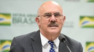 Ministro diz que autorizou produção de Bíblias com sua imagem