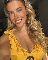 Taylor Mathis's Instagram, Twitter & Facebook