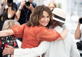 It is also during the evening of the 95 years of the magazine vogue, in october 2015, that they formalize their romance. Cannes 2021 Valerie Lemercier Espiegle Pour Le Photocall De Son Film Aline Elle