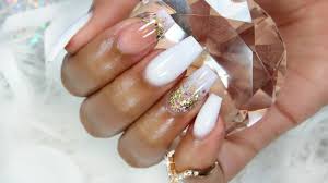 Los diseños de uñas blancas en gel que veras aquí van desde los más básicos hasta las uñas más elaboradas. Increible Diseno En Unas Blancas Decoradas Con Dorado Youtube