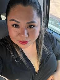 MAMÁ ESTÁ CAMBIANDO Y CASI NADIE SE DA CUENTA. Ya no duerme como antes. Se  despierta en la madrugada empapada en sudor aunque afuera haga frío. Cierra  los ojos, pero el insomnio