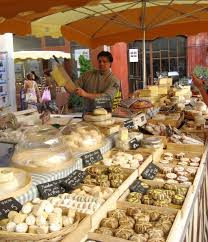 Le fromage est le premier marché auprès des ménages. Fromager Au Marche De L Isle Sur La Sorgue Provence France Fromages De France Provence Gastronomie Francaise