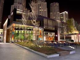 ابرونز اند هامرز للمأكولات البحرية ذا بييتش دبي الإمارات