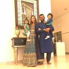 Di usia 19 tahun, beliau telah mendirikan rumah tangga dengan datuk paduka kaiser gurmeet harden pada 31 ogos 2014 dengan wang hantaran. Eina Azman Bidas Kenyataan Netizen Mengenai Suami Media Hiburan
