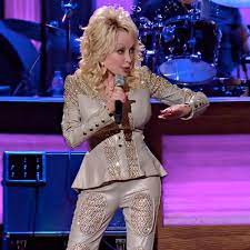 Dolly parton heeft grootste plannen om haar 75e verjaardag te vieren in januari. Dolly Parton Veroffentlicht 2021 Beauty Line Music News Siing
