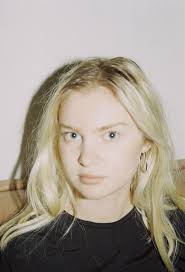 Lea Becker's Instagram, Twitter & Facebook