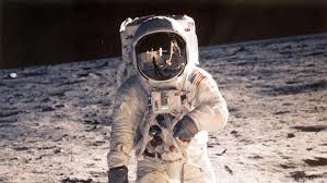 Er stellte die verschwörungstheorie auf, nach der die mondlandung an einem filmset nachgestellt wurde und der. Mondlandung War Die Menschheit Niemals Auf Dem Mond Kurier At