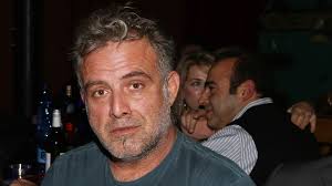 Ο πασχάλης τσαρούχας έχασε τόσα κιλά που έγινε αγνώριστος. Pasxalhs Tsaroyxas Poia Symprwtagwnistria Toy Dhlwnei Oti Filoyse Yperoxa Znews