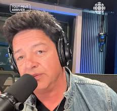 Une animatrice coupe Éric Lapointe sans arrêt dans son entrevue et ça fait  réagir