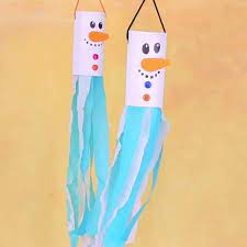 Des rouleaux de papier toilette, un peu de papier coloré, des yeux qui bougent, une perforatrice, des ciseaux, du papier crépon et (j'allez oublier) des. Bonhomme De Neige En Rouleau De Papier Toilette A Suspendre