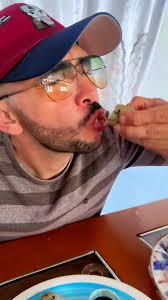 Vendo sillas de espera para oficina. La negra y la azul en 💲 35 cada una  Tel 7953-2355. Entrego en gasolinera 1 el encuentro Lourdes Colón. TeLLo 🐸  Vende Todo Store