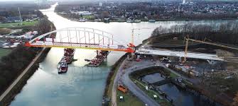 Zahlreiche schaulustige hatten sich eingefunden. Einschub Der Stabbogenbrucke Uber Den Dortmund Ems Kanal Mittels Schwimmpontons Und Spmt Aktuelles Eiffage Infra West
