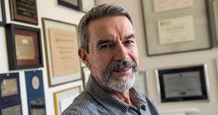 Edgar Dutra Zanotto: One eye