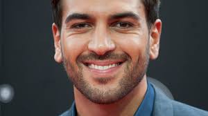 Set in the german capital berlin, the series centers around a german woman and single mother of a teenage daughter, who starts a relationship and decides to live together with a widowed turkish father and his two teenage children. Elyas M Barek Turkisch Fur Anfanger Star Bekommt Hollywood Rolle