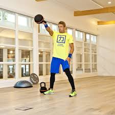 Denn ein workout für zuhause muss einem workout im studio in nichts nachstehen. Kettlebell Workout So Trainiert Man Mit Kugelhanteln Richtig Stern De