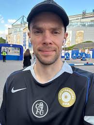 By any chance are these commentators dressed in blue today. It's all about  Chelsea with them. Omg doing my head it 🤯