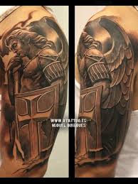 El arcángel miguel se describe en la biblia, en los libros de daniel, judas y apocalipsis, como un ángel guerrero que se teniendo en cuenta la fuerza del arcángel miguel, su sumisión a dios es aún más hermosa. 20 Ideas De Tatuaje De San Miguel Tatuaje De San Miguel San Miguel Tatuajes Religiosos
