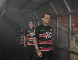 Die damaligen trikots mit einem totenkopf auf der brust gehören zu den. Fortuna Dusseldorf Und Die Toten Hosen Prasentieren Trikot