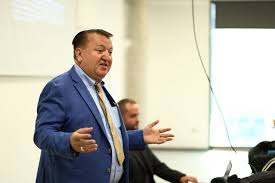 Dr. Elmi Berisha, President i VATRA-s, ligjëron mbi sigurinë ndërkombëtare  me studentët e Sigurisë në UBT UBTNews Dr. Elmi Berisha, presidenti i  Federatës Panshqiptare VATRA në Amerikë, mbajti një ligjëratë tematike  online