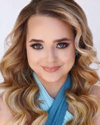 Melanie Dacus's Instagram, Twitter & Facebook