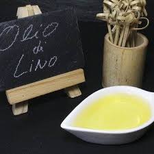 L'olio di lino è inoltre ricco di acidi grassi polinsaturi, quelli che il corpo non può sintetizzare e deve assumere tramite gli alimenti, e di vitamina e. Olio Di Lino Spremuto A Freddo Da Semi Cibo Crudo
