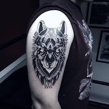 Idée tatouage, modèle d'art corporel en encre avec tête de loup et fleurs sur le bras. Tatouages Loup 130 Meilleures Idees Et Leur Signification