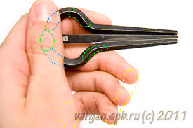 There are two basic types of jews harp, as shown in the picture below: How To Hold Jews Harp Correctly Oberton Pro