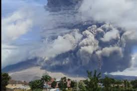 Di awal tahun 2021, gunung sinabung di kabupaten tanah karo, sumatera utara (wumut), kembali erupsi dengan meluncurkan awan panas setinggi kepala pos pantau gunung api sinabung, armen putra mengatakan, gunung sinabung yang aktif sejak tahun 2010 lalu, masih berpotensi erupsi dan. Gunung Sinabung Mengalami Erupsi Semburkan Debu Vulkanik Setinggi 500 Meter