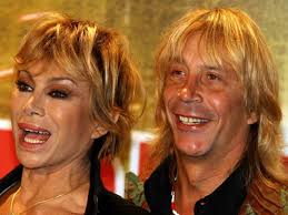 Carmen russo e suo marito, enzo paolo turchi, sono stati travolti dalla notizia di una presunta denuncia da parte di due domestici che li avrebbero accusati per attraverso una nota del loro legale, carmen russo ed enzo paolo turchi hanno pubblicamente replicato alle accuse nei loro confronti. Carmen Russo E Enzo Paolo Dopo Maria Un Altro Figlio